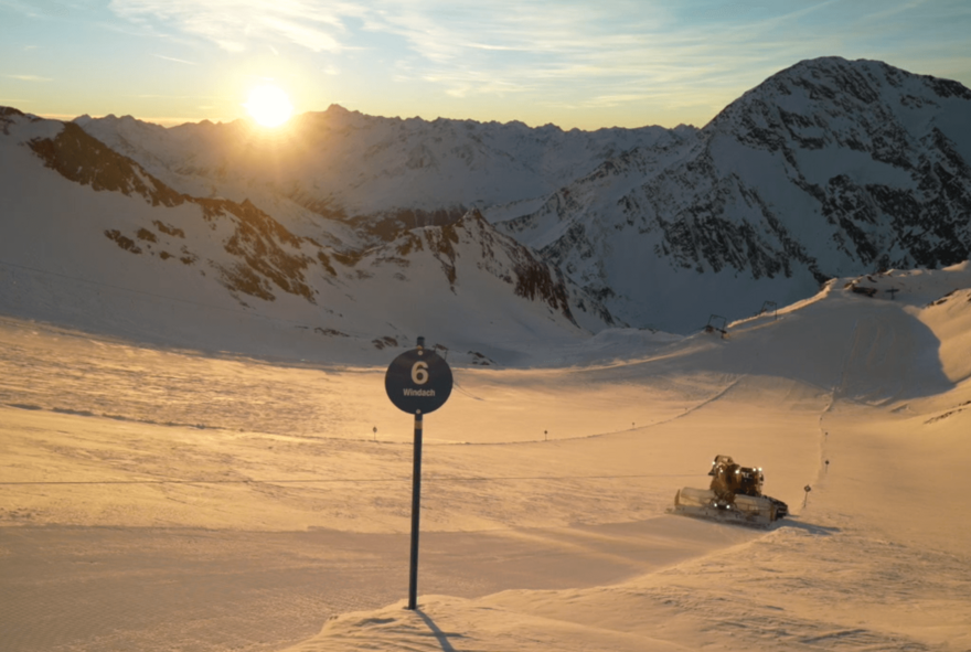 sonnenuntergang-stubaier-gletscher-pistenbully sonnenuntergnag am stubaier gletscher mit pistenraupe auf der piste
