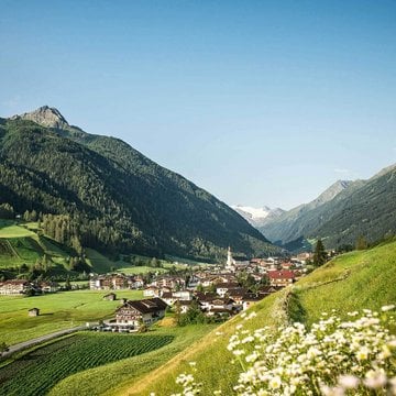 Neustift im Stubaital im Sommer mit einer Bergkulisse