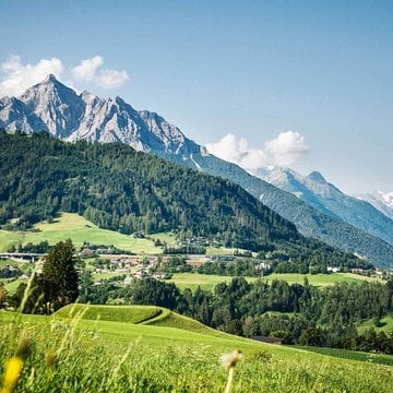 Schönberg im Stubaital im Sommer mit einer Bergkulisse