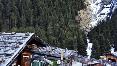 grawa alm im sommer mit grawa wasserfall im hintergrund