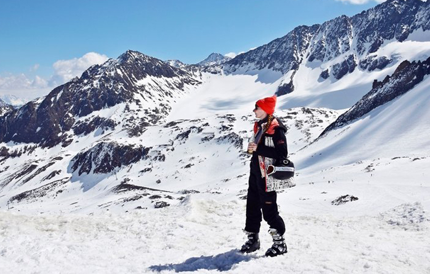 Luziapimpinella steht auf einem Gletscherfeld am Stubaier Gletscher